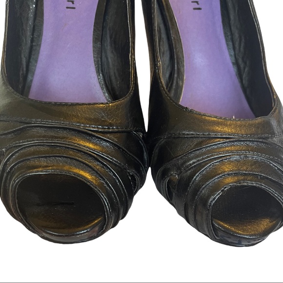 Madden girl black high heels with overlapping lines at toe for design, size 7.5 - Picture 3 of 5